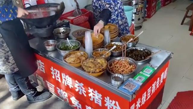 街边小吃摊图片(知名女星马苏地摊买小吃！街头大口啃爆米花，一碗鱼粉仅花8块钱)