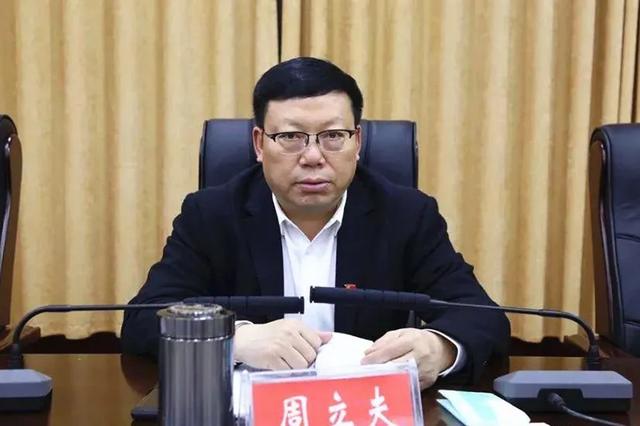 2021年属蛇人的全年运势男性1977(3个落马县委书记出镜痛哭忏悔，其中一人曾是省里最年轻女县长)