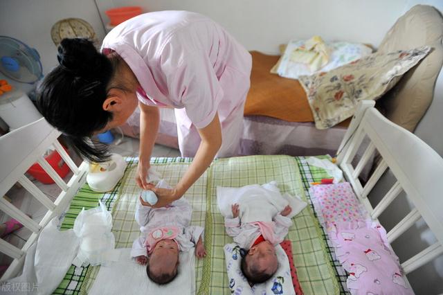 适合无学历女性的技术(四五十岁的女人没学历没技能学点什么挣钱快？当然是月嫂育婴师啦)