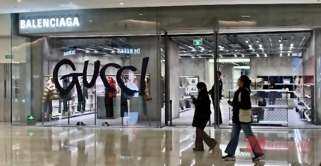 古奇官网gucci男包(GUCCI联名巴黎世家提价1500元 奢侈品“同界”联名是圈钱还是创新？)