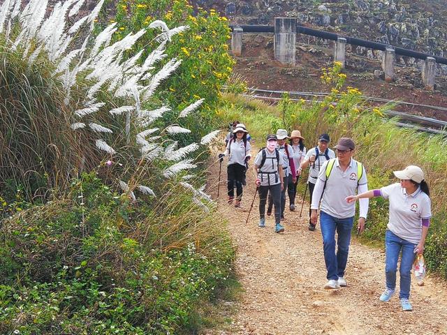 “黎明之路”寻访查尼皮徒步活动在蒙自举行“两步路”云南专区正式上线(云南户外共享平台)