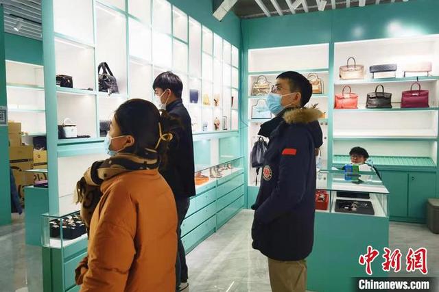 包包实体店(秀水街打造“二手奢侈品一条街”探讨行业新模式)