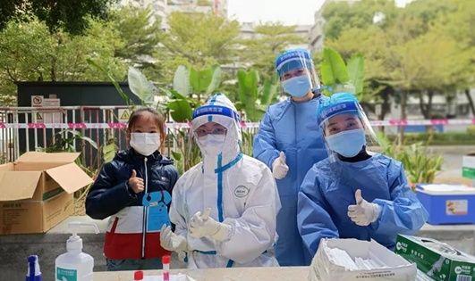 小学生感恩卡怎么写(深圳百仕达小学学生制作“抗疫感恩卡”致敬英雄“大白”)