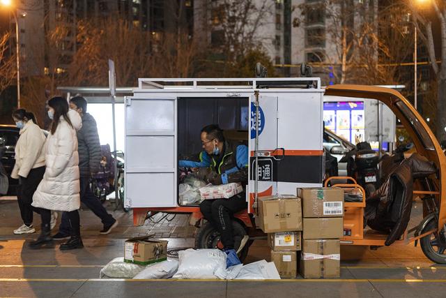顺丰晚上还派件吗(快递公司春节不打烊？快递员：日均派件300单，干到月底就跑路)