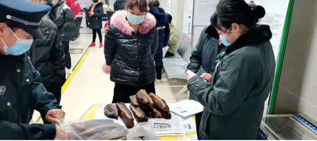 成都邮政可以上门取件吗(思念家乡川味！香肠腊肉邮政专机启航，专机日均发运量突破100吨)