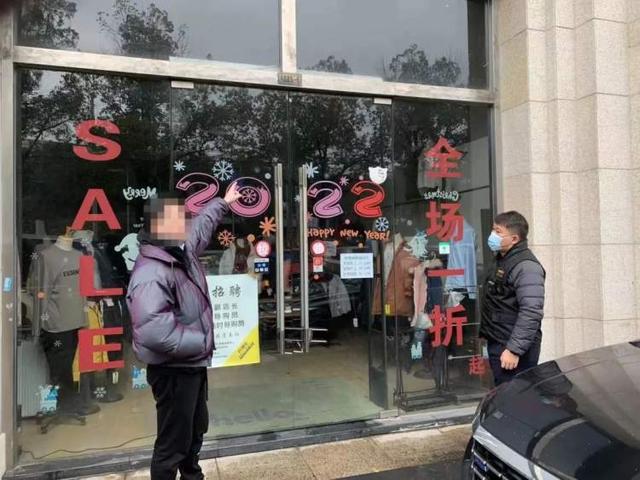 外贸服饰批发平台又拍(全场一折的“大牌”服饰均系假冒，外贸服饰店老板等被警方抓获)
