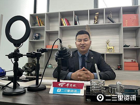 卖房子有才华的段子图片(安康男子通过直播卖房业绩火爆：卖房子从没这么简单过)