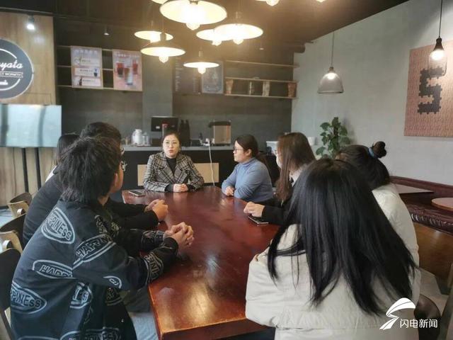 16岁能做什么工作(象芽塔咖啡馆迎来“新员工”！“融爱未来”协助16岁心智障碍少年体验服务工作)