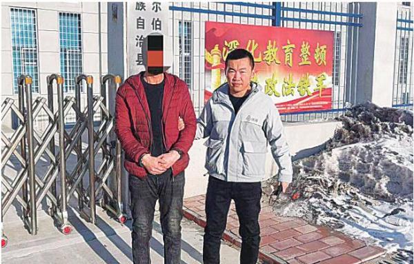 微信群如何踢人不提醒(男子耍酒疯脚踹民警，被刑拘后表示：肠子悔青了)