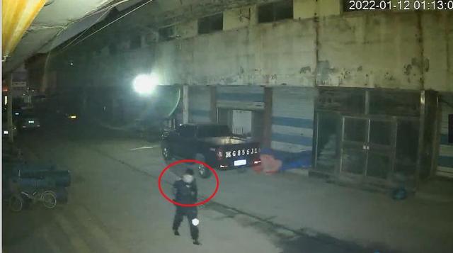 齐齐网吧:俩小伙又来串门 结果被人拿下