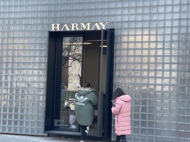 欧莱雅有防伪码吗(明码标价的化妆品小样，凭什么让年轻人“上头”？两杯奶茶钱就能体验“贵妇的快乐”)