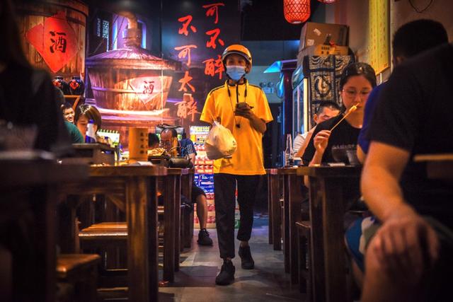 美团外卖订餐(美团外卖发布六项举措，困难中小餐饮商户佣金5%封顶)