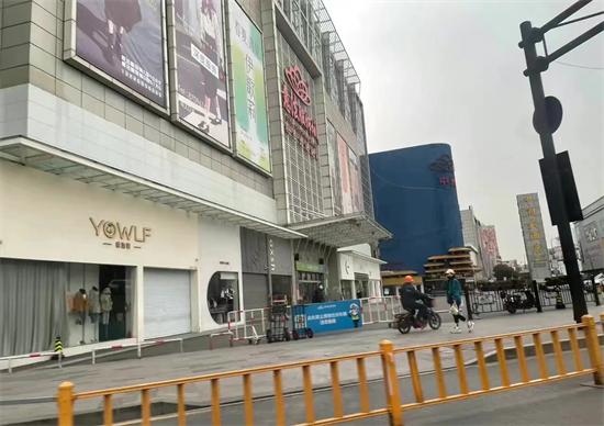 杭州四季青女装微信号(四季青市场暂停营业后的第一天 这些服装人在干嘛？不少改到仓库里直播 更有特价甩货)