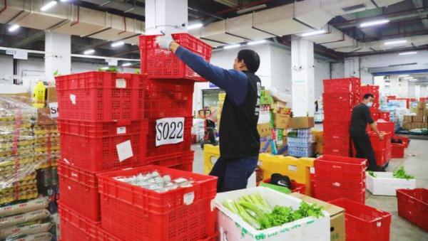 电商工作(电商配送员的一天：日送4000单，“养”了一个小区)