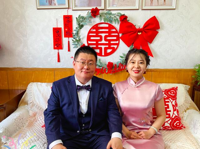 80后结婚照片(婚期遇上疫情，北京80后夫妻举办仅6人参加的“居家婚礼”)