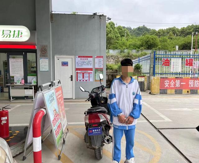 家长骂孩子犯法吗的是哪一条法律(儿子无证骑车被查，老爹出面大骂！交警：拘)
