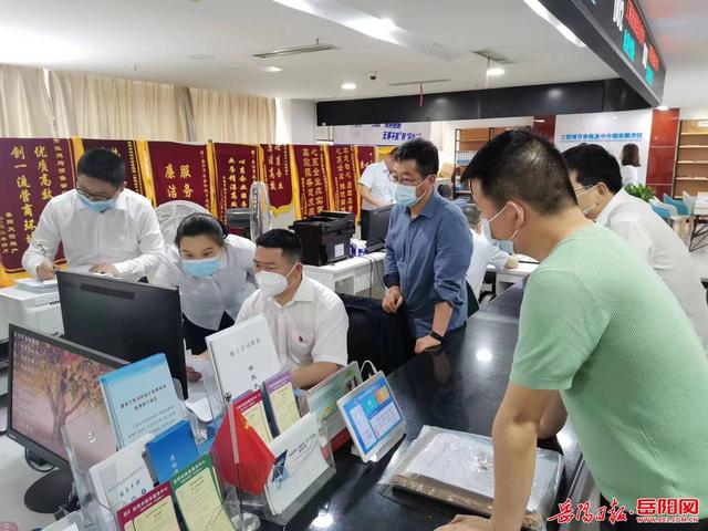 建筑工程施工许可证的申领有哪些规定(走流程、解难题、优服务，站长现场核发施工许可证)