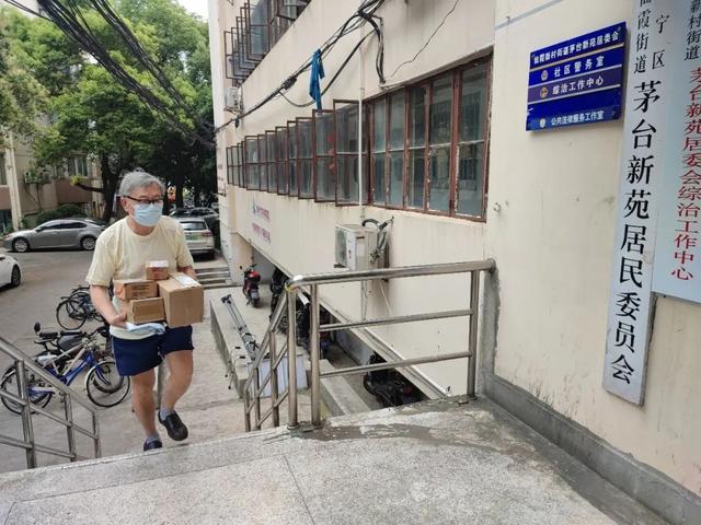天天快递新闻动态新闻(茅台新苑小区这位“快递老爷叔”，每天把快递送到居民的家门口)