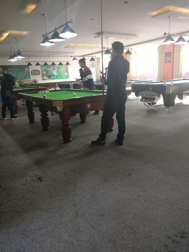 台球厅一个小时多少钱(这样的台球厅你们那里多少钱一个小时，我们这20块钱，感觉有点)