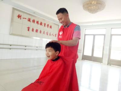 残疾人义工李阳阳：用真情演绎“完美”人生(李阳阳照片)
