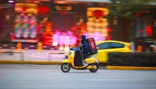 百胜软件是外包吗(外卖要靠自建还是外包，对餐饮人来说又是一个挑战)