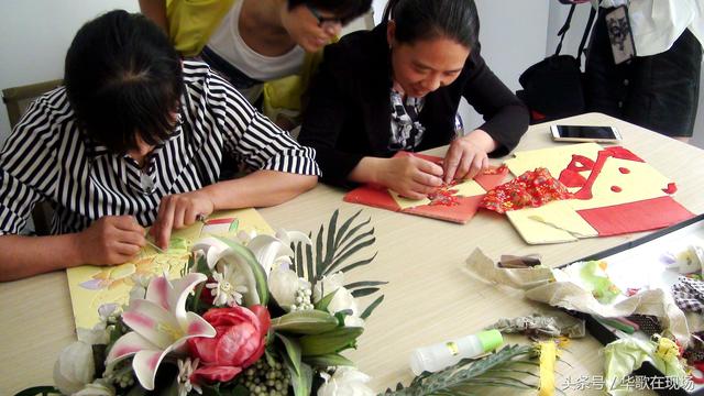 手工活在家赚钱如何做(退休大妈在家做这样的手工活，却意外找到了赚钱门道)