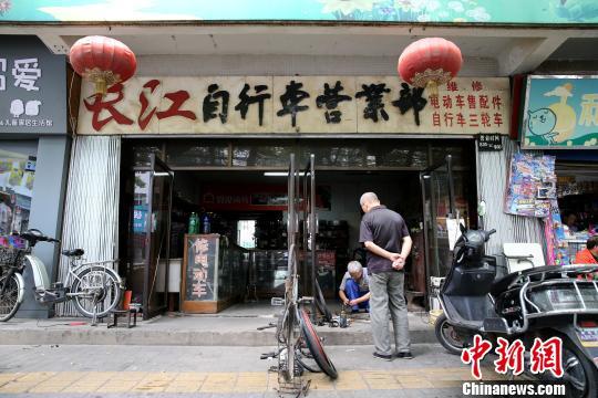 黄钢明(西安最后的自行车老店 “画风”复古(组图))