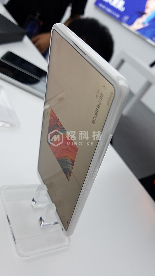 mix2重量(小米Mix2陶瓷白现场图赏，温润如玉，可能是颜值最高的小米手机)