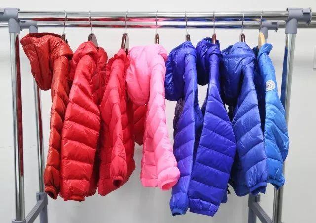 GAP天猫羽绒服没有实体店厚实(儿童羽绒服套路多！孩子过冬穿啥保暖？这三款让我年年喜欢冬天)