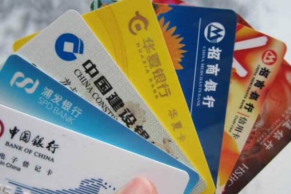 信用卡怎么消费才可以免年费(信用卡一天轻松消费3次 免年费就那么容易！)