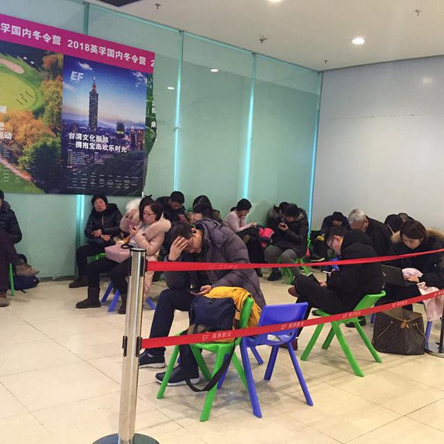 轻轻家教客服电话(“一标准两办法”推出首个寒假:实体培训机构多晚上八点半停课，网课、私教存在监管难)