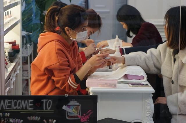 开美甲店一年能赚多少(90后美女开美甲店，“美甲免费做”，一年收入87万，都是套路)