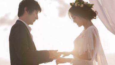 二婚结婚证什么颜色(粉色婚纱是二婚？白色是头婚？讲讲婚礼的那些讲究)