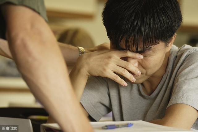 苏特的小说(小说：小伙是小保安，保安主管故意让他难堪，结局却是主管被打脸)