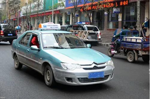 夜班出租车一晚挣多少(其实现在开出租车，月入过万并不难)