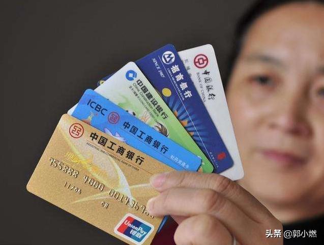 如何转账到别人银行卡不收手续费(将存款从一张银行卡转到另一张银行卡上，怎样转才能不收手续费？)