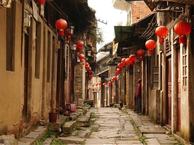 情侣旅游去哪里好玩又便宜(适合情侣旅游的四个古镇，风景美丽消费不贵，男同胞们看过来！)