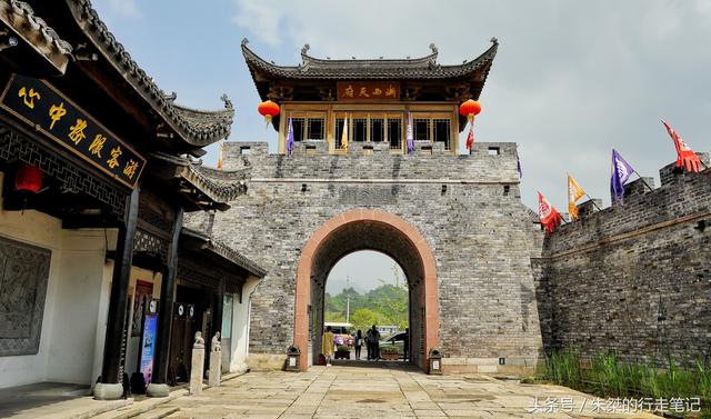 文渊狮城(文渊狮城一条古街上矗立着七座牌坊，而且各个来头不小)