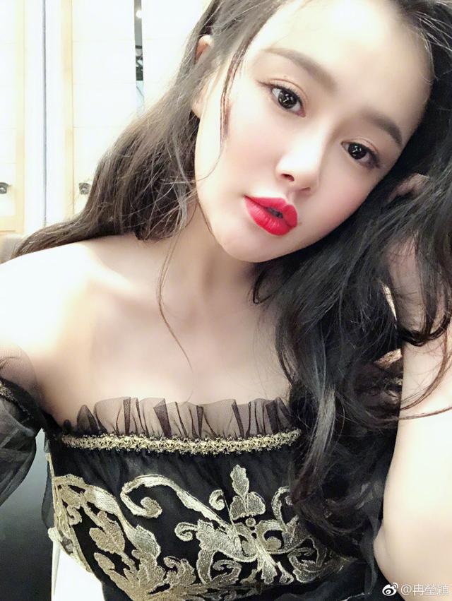 冉莹颖微博主页(冉莹颖晒性感红唇美照，然而网友们竟被她的小腹吸引了？)