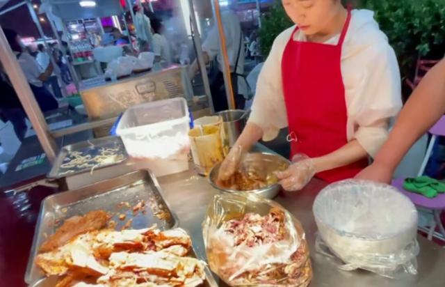 夜市摆摊什么最好卖(90后美女大学生青岛夜市摆摊卖小吃，9元一个，4小时卖出200多个)