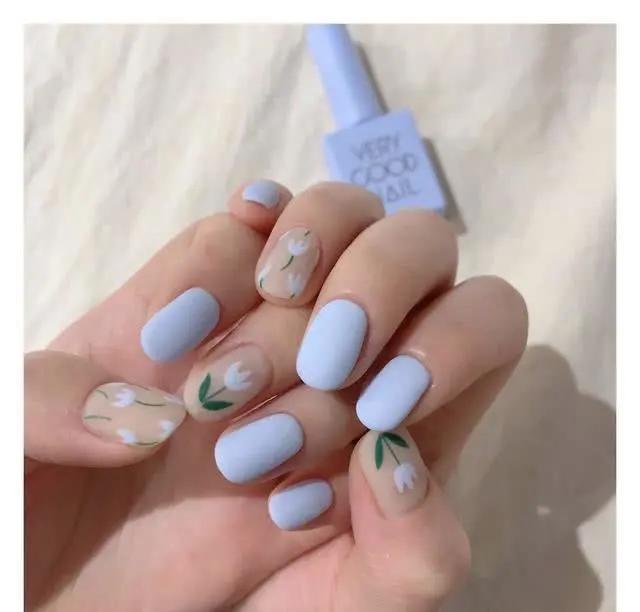 美甲色彩搭配口诀(今年夏天流行这个色，想不显白都不行，做美甲美爆了)