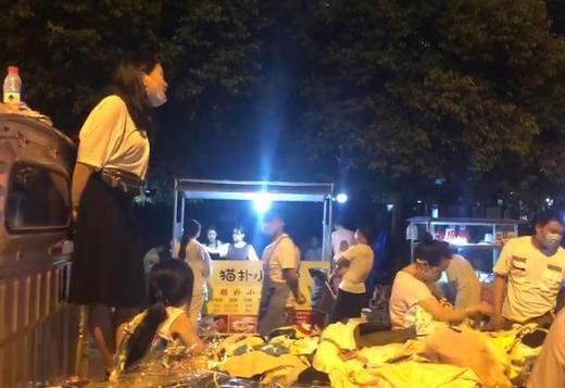 女孩子摆地摊卖什么最挣钱(这位90后女孩在摆地摊中赢取商机，日进四千奖励自己一辆奥迪)