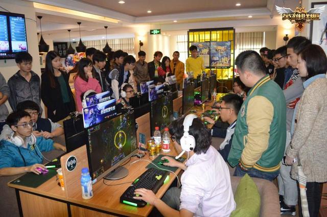 网上免费赚钱(富二代开网吧，靠着“免费”套路年收200万，赚钱策略分享给你)
