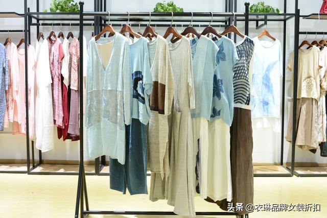 做女装第一次拿货怎么拿(新手开品牌折扣女装店首次进货拿多少？)