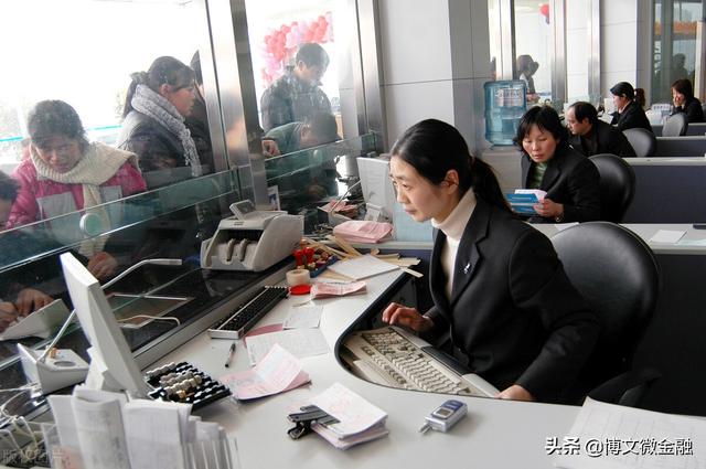 网银跨行转账要收多少手续费(去银行办理跨行转账，要收多少手续费？怎么转账才最省钱？)