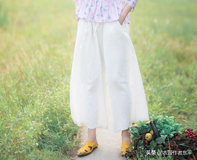 女士打底长裤两片裁剪图视频(简单的基础款阔腿裤，款式大方制作简单。夏天穿，走路都带风)