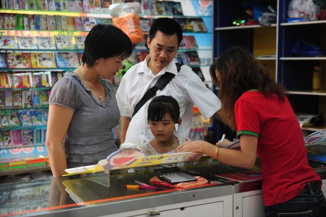 开家文具店利润怎么样过来人谈谈(江西大妈开文具店，帮学生解读王者荣耀人物，生意火爆巧赚100万)