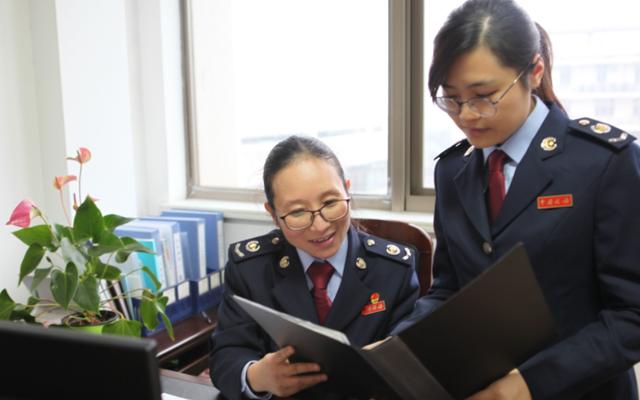 工资不高但清闲的工作低学历女生(适合女生报考的公务员岗位，工作稳定且发展前景好，待遇也很可观)