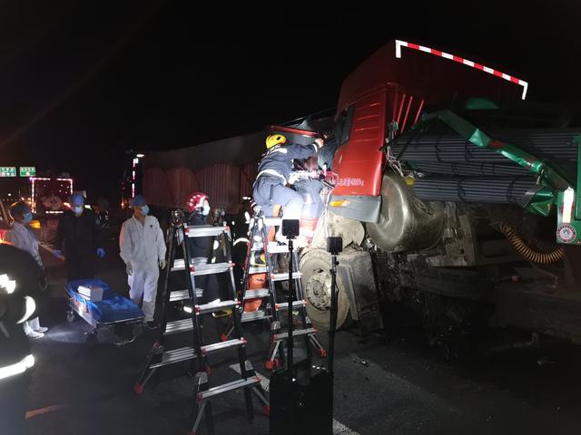 密云交通事故三死(3辆大货车高速路上追尾驾驶员被困 密云消防凌晨破拆救人)