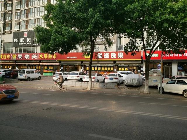 开个蔬菜水果店赚钱吗(街上水果店越开越多，到底有多暴利？老板说一年净赚50万)
